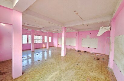 Ready to use 2nd floor for rent at college road near gurucharan college