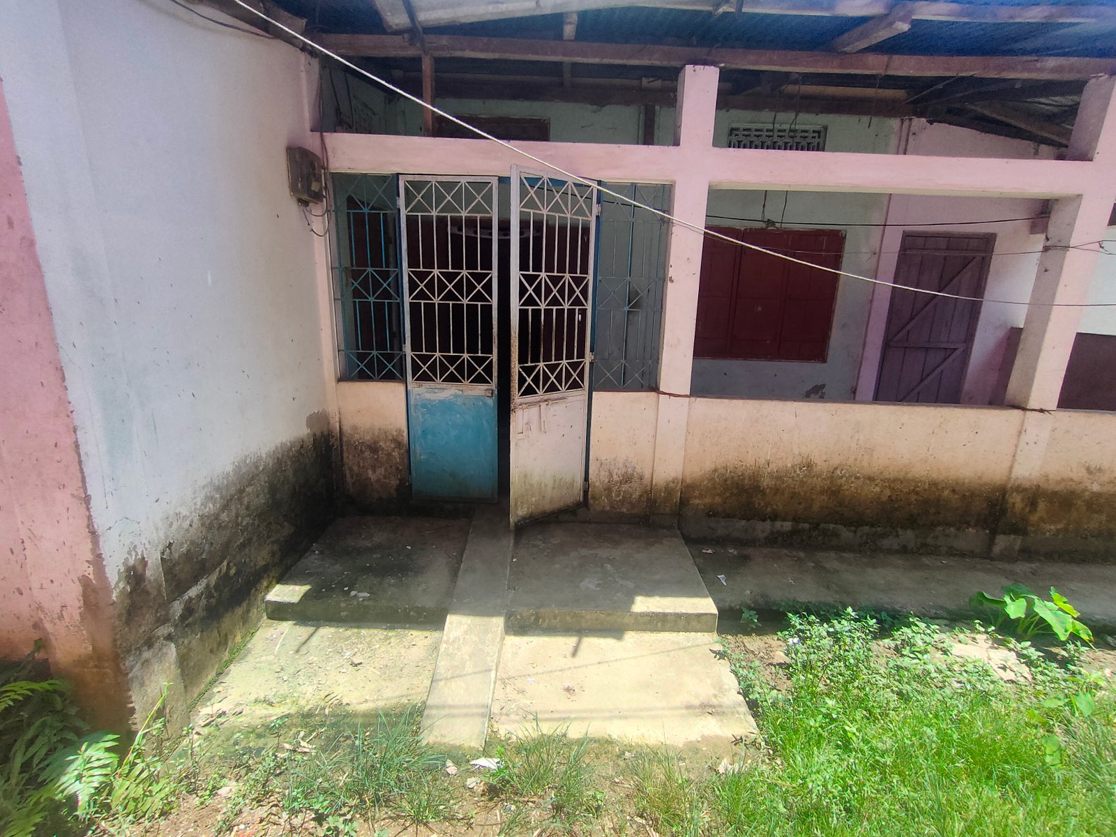 I want to sell my House which consists of 2 Leaving Room, 1 Dining Room, 1 Kitchen, Bathroom and total land is 2.5 Katha