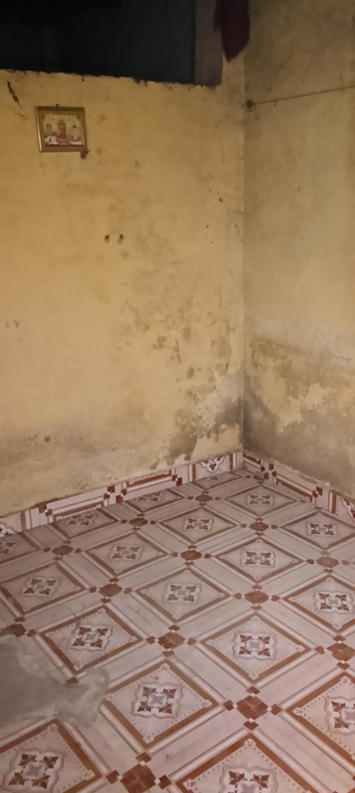 Affordable Chawl House for Sale in Renj office  – ₹4,00,000